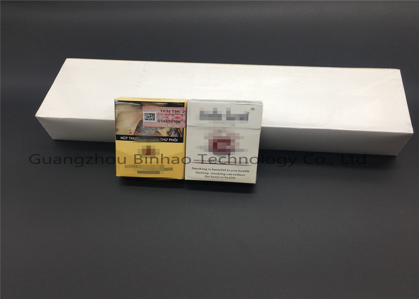 Il pacchetto di fuma le portasigarette su ordinazione con stampa e la timbratura calda